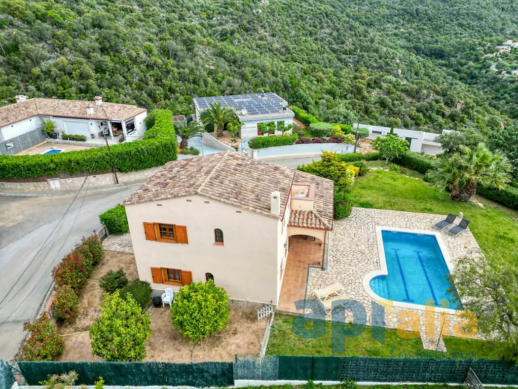 Traditional style villa in a privileged location on the Costa Brava, with pool and large garage