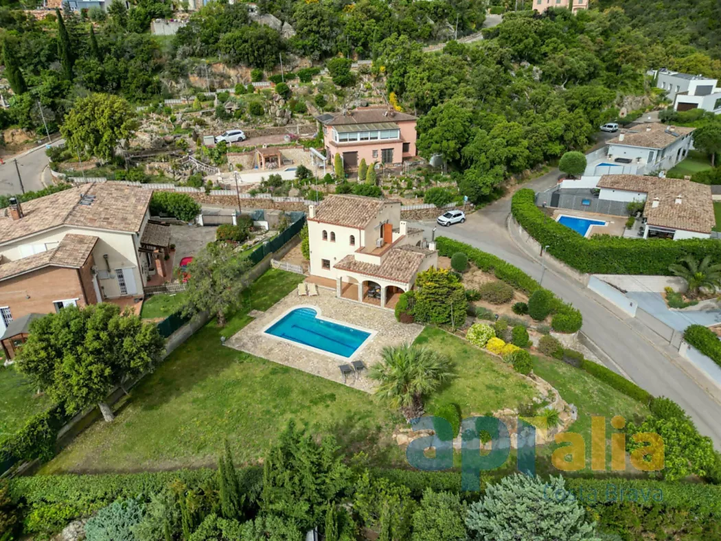 Villa de style traditionnel dans un emplacement privilégié sur la Costa Brava, avec piscine et grand garage