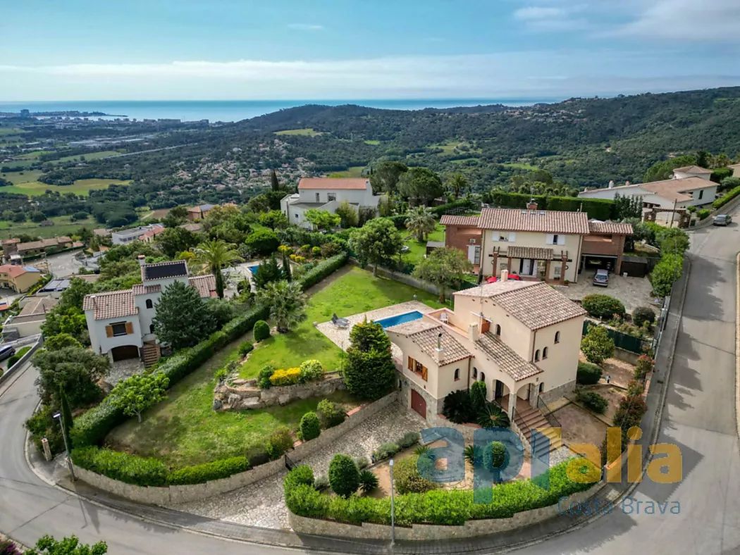 Villa de style traditionnel dans un emplacement privilégié sur la Costa Brava, avec piscine et grand garage