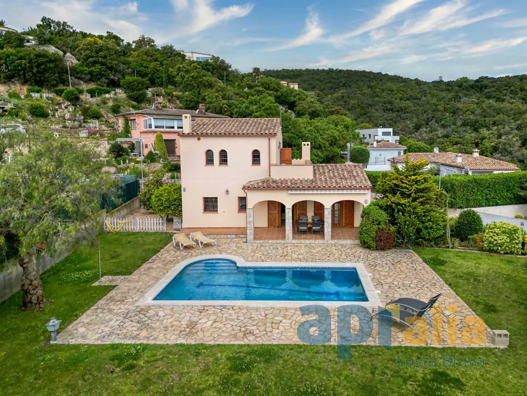 Traditional style villa in a privileged location on the Costa Brava, with pool and large garage