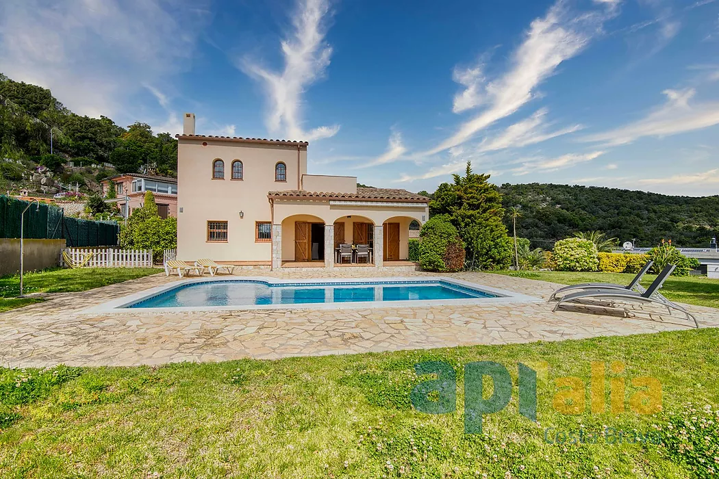 Villa de style traditionnel dans un emplacement privilégié sur la Costa Brava, avec piscine et grand garage