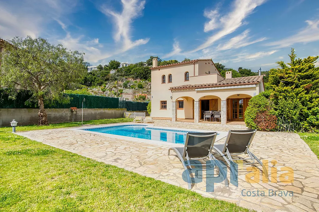 Villa de style traditionnel dans un emplacement privilégié sur la Costa Brava, avec piscine et grand garage