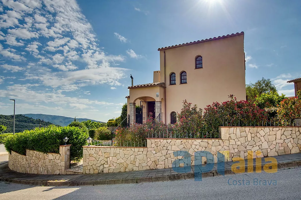 Villa de style traditionnel dans un emplacement privilégié sur la Costa Brava, avec piscine et grand garage