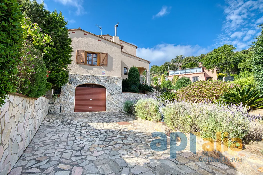 Villa de style traditionnel dans un emplacement privilégié sur la Costa Brava, avec piscine et grand garage