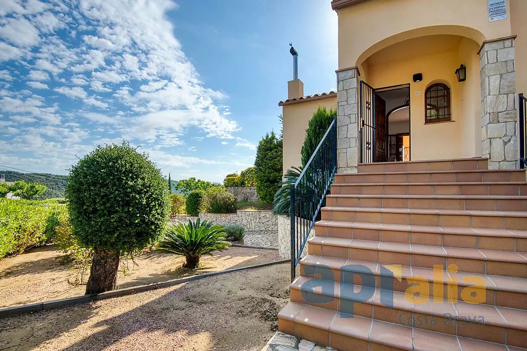 Villa de style traditionnel dans un emplacement privilégié sur la Costa Brava, avec piscine et grand garage