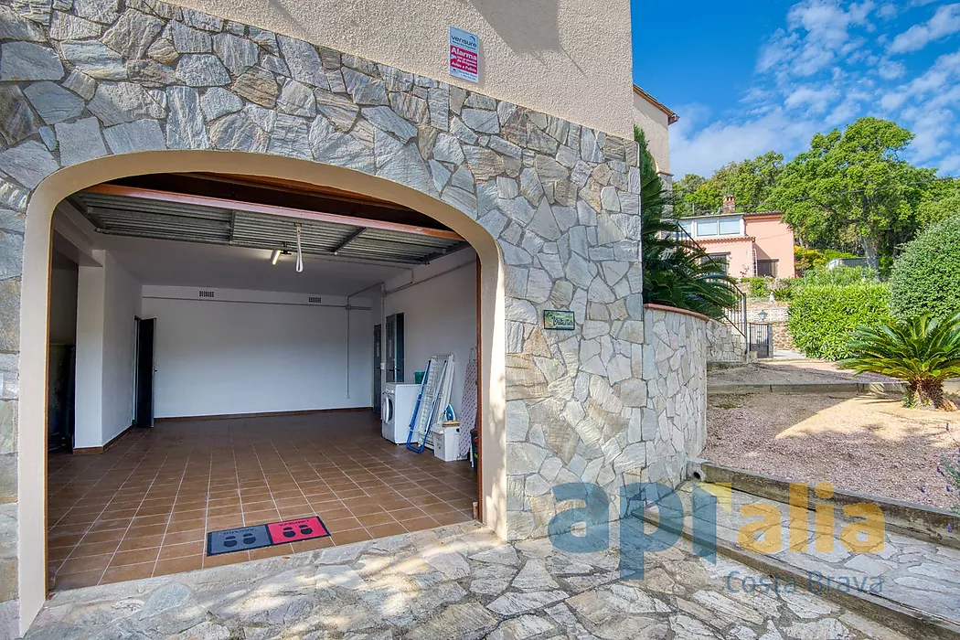 Villa de style traditionnel dans un emplacement privilégié sur la Costa Brava, avec piscine et grand garage