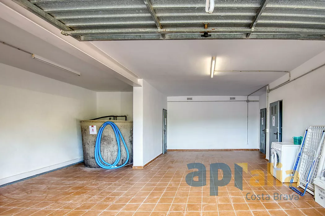 Villa de style traditionnel dans un emplacement privilégié sur la Costa Brava, avec piscine et grand garage