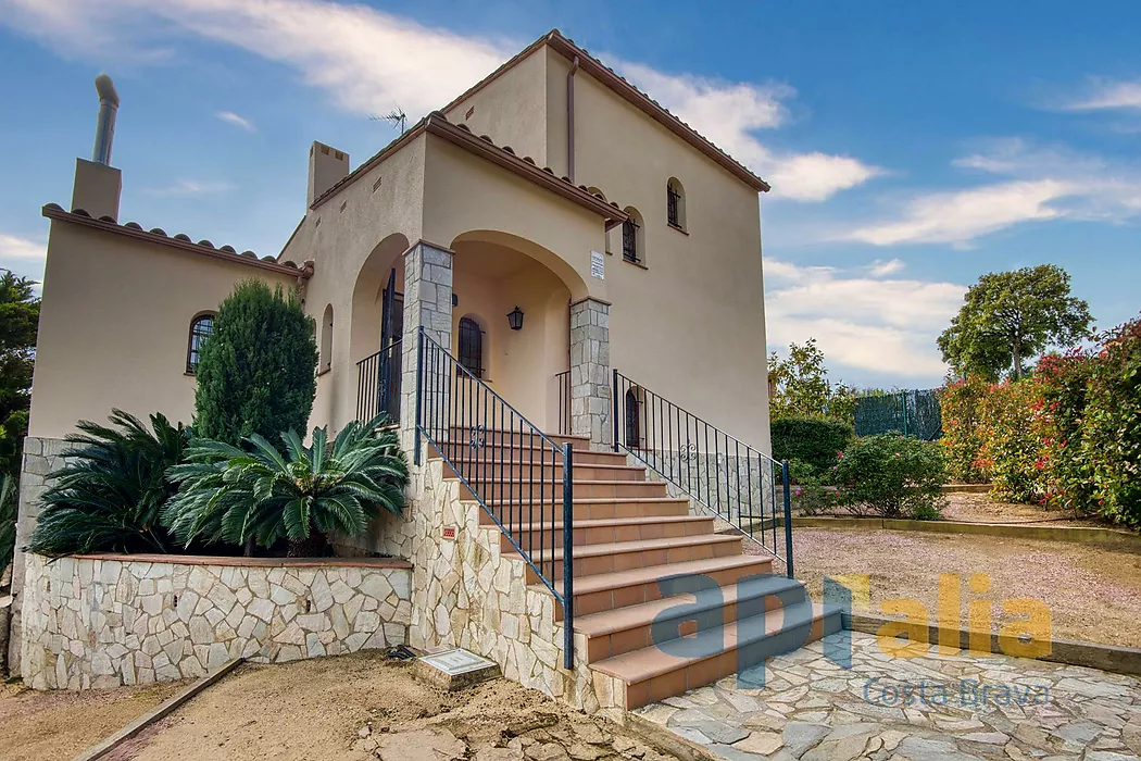 Villa de style traditionnel dans un emplacement privilégié sur la Costa Brava, avec piscine et grand garage