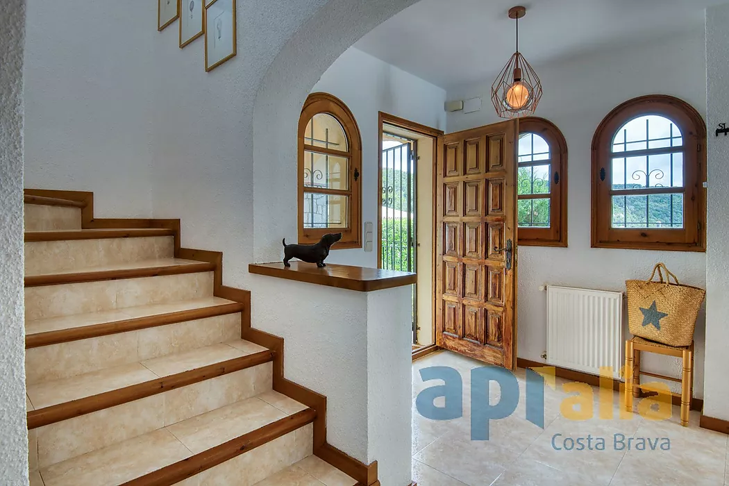 Villa de style traditionnel dans un emplacement privilégié sur la Costa Brava, avec piscine et grand garage