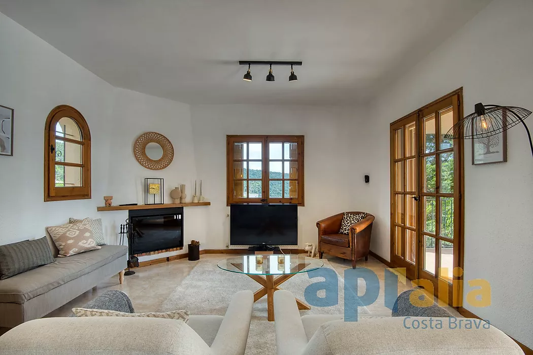 Traditional style villa in a privileged location on the Costa Brava, with pool and large garage