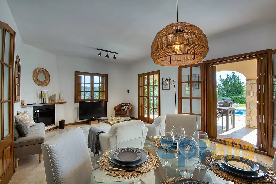 Traditional style villa in a privileged location on the Costa Brava, with pool and large garage