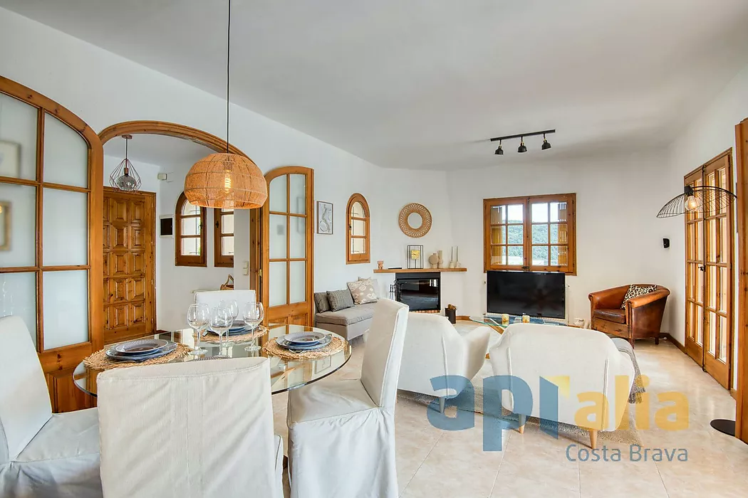 Traditional style villa in a privileged location on the Costa Brava, with pool and large garage