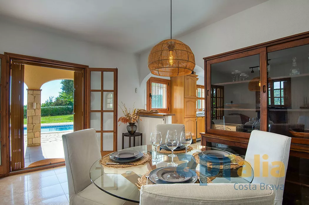 Traditional style villa in a privileged location on the Costa Brava, with pool and large garage