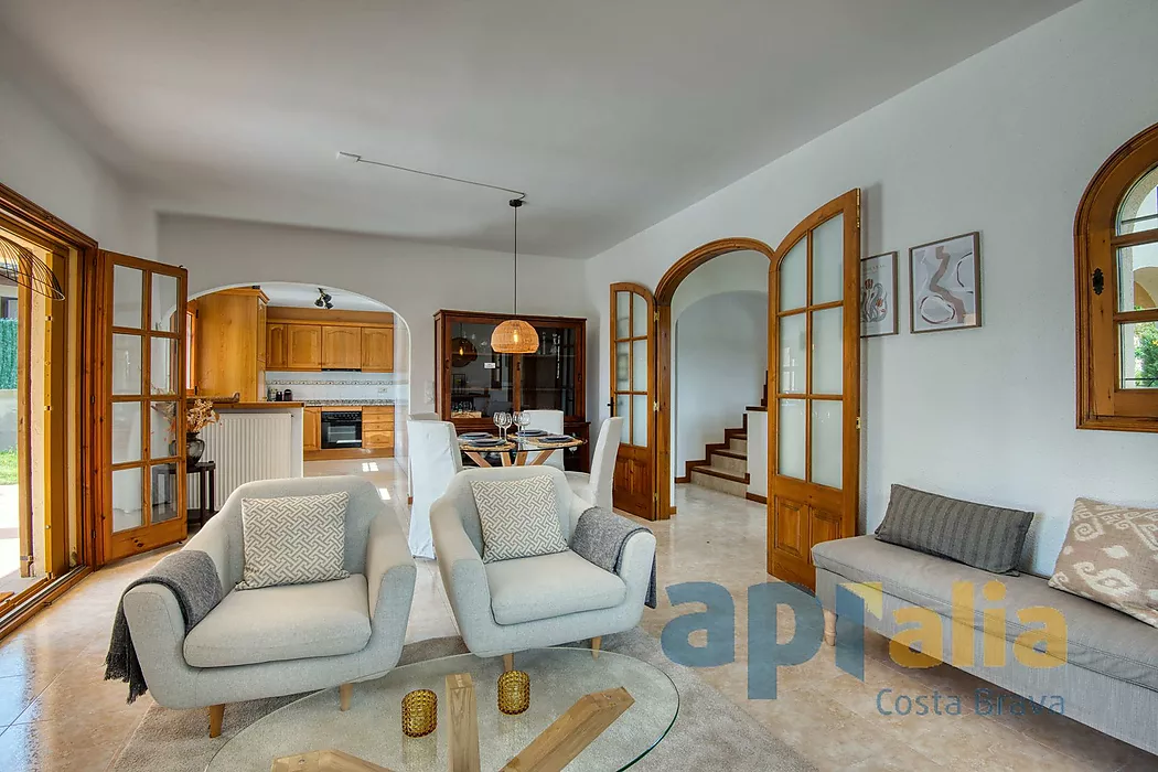 Traditional style villa in a privileged location on the Costa Brava, with pool and large garage