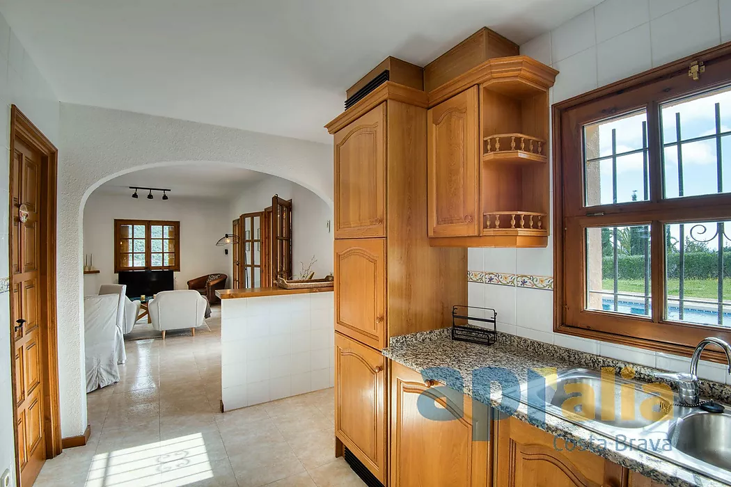 Traditional style villa in a privileged location on the Costa Brava, with pool and large garage