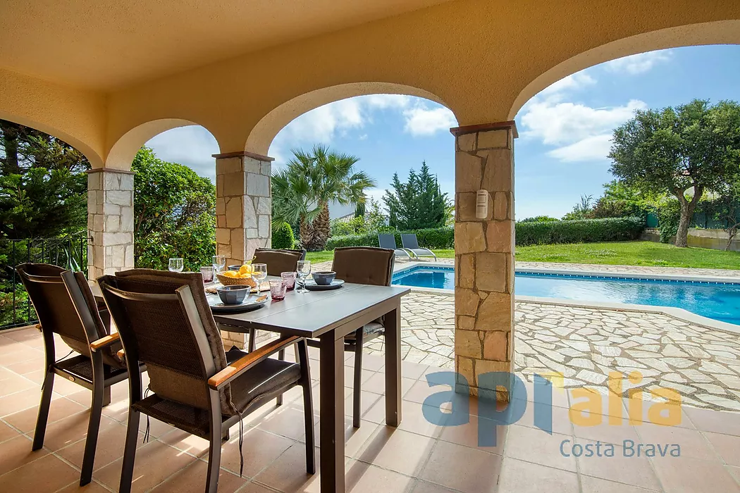 Villa de style traditionnel dans un emplacement privilégié sur la Costa Brava, avec piscine et grand garage