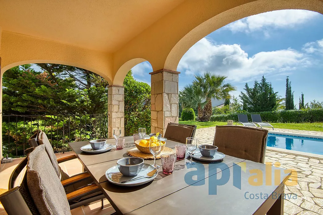 Villa de style traditionnel dans un emplacement privilégié sur la Costa Brava, avec piscine et grand garage