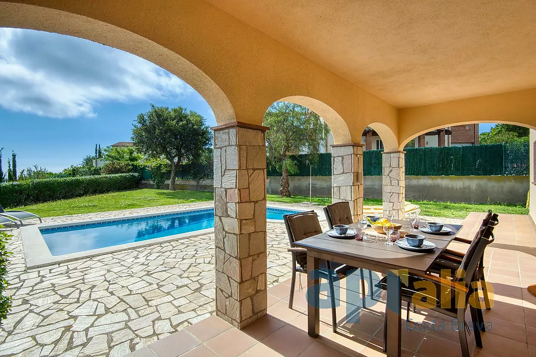 Villa de style traditionnel dans un emplacement privilégié sur la Costa Brava, avec piscine et grand garage