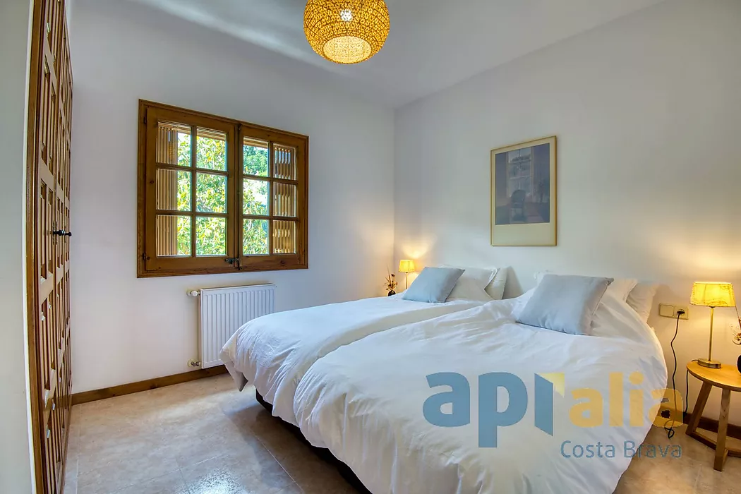 Chalet de estilo tradicional en lugar privilegiado de la Costa Brava, con piscina y gran garaje