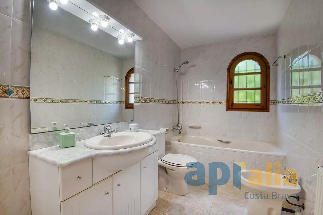 Traditional style villa in a privileged location on the Costa Brava, with pool and large garage