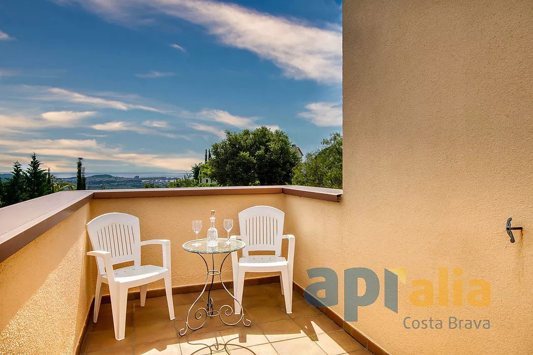 Villa de style traditionnel dans un emplacement privilégié sur la Costa Brava, avec piscine et grand garage