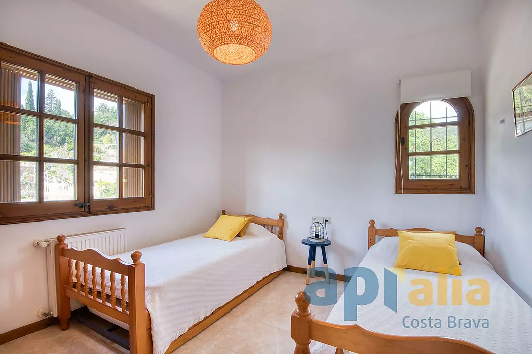 Chalet de estilo tradicional en lugar privilegiado de la Costa Brava, con piscina y gran garaje