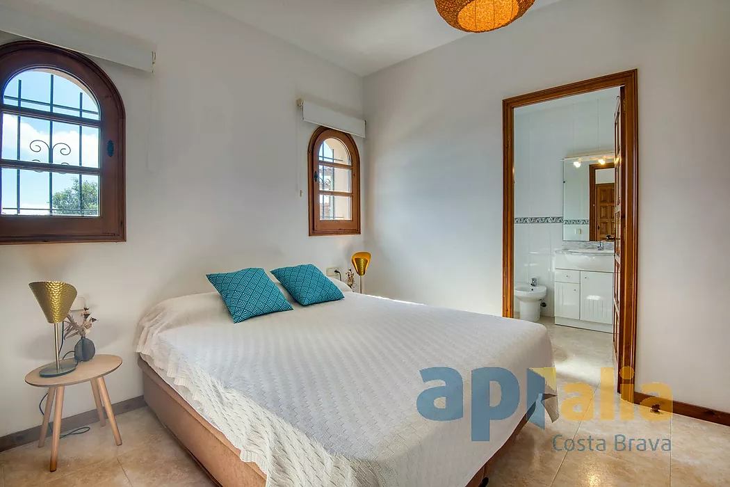 Chalet de estilo tradicional en lugar privilegiado de la Costa Brava, con piscina y gran garaje