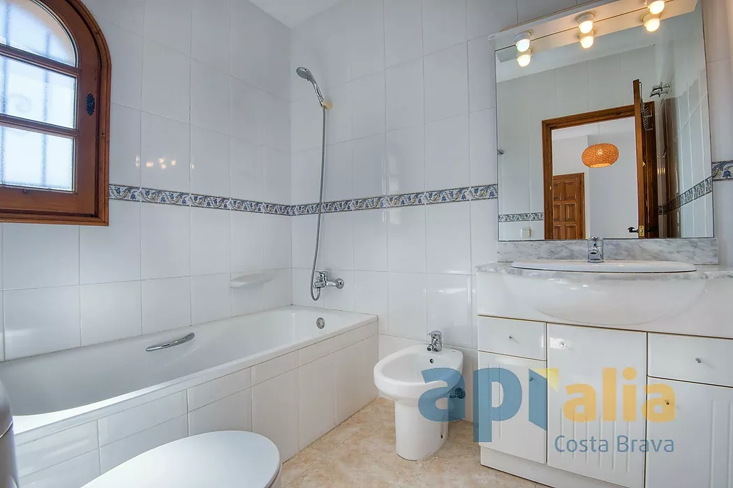 Chalet de estilo tradicional en lugar privilegiado de la Costa Brava, con piscina y gran garaje