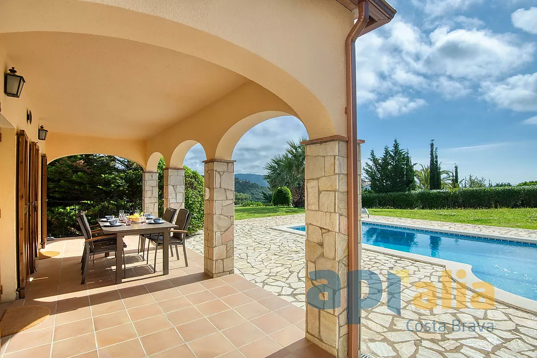 Villa de style traditionnel dans un emplacement privilégié sur la Costa Brava, avec piscine et grand garage