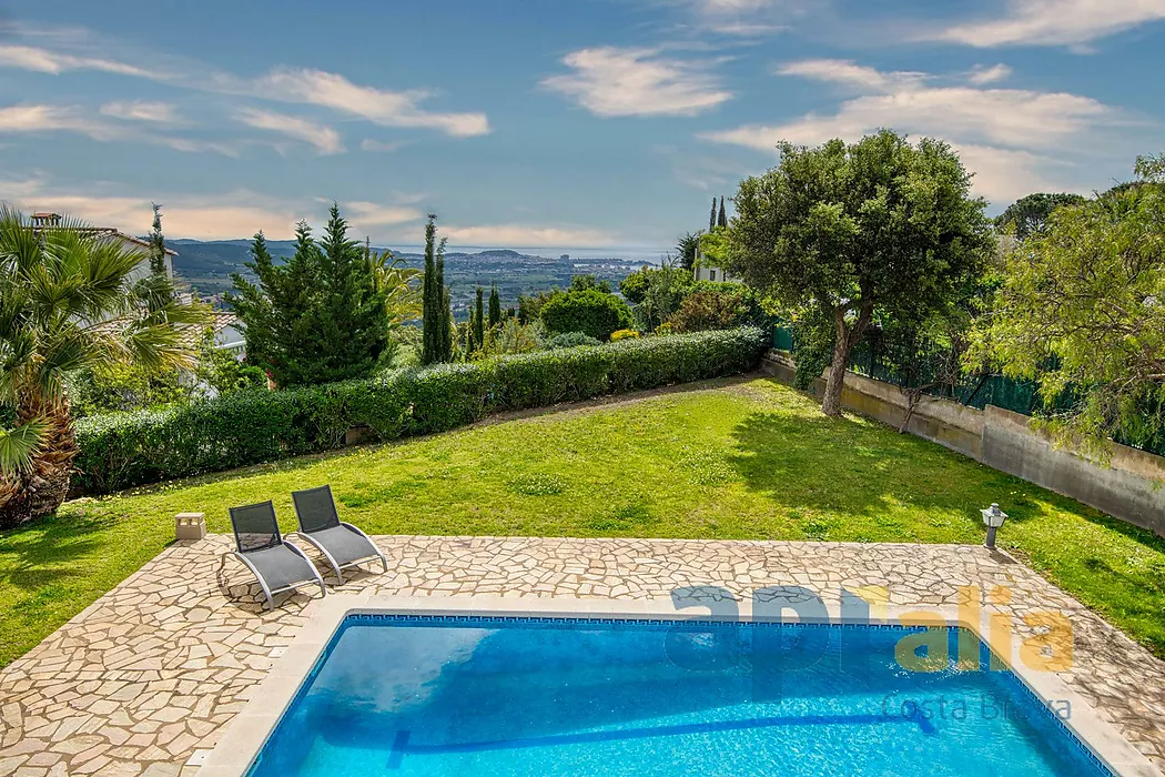 Traditional style villa in a privileged location on the Costa Brava, with pool and large garage