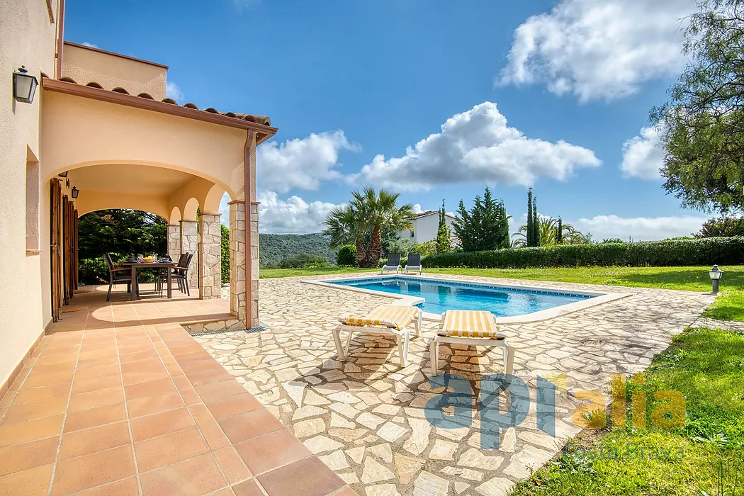 Traditional style villa in a privileged location on the Costa Brava, with pool and large garage