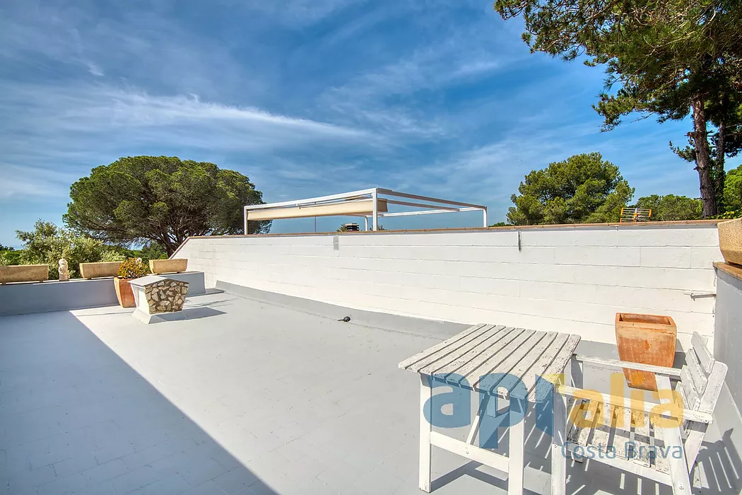 Una casa adosada en comunidad tranquila con grande piscina y solarium