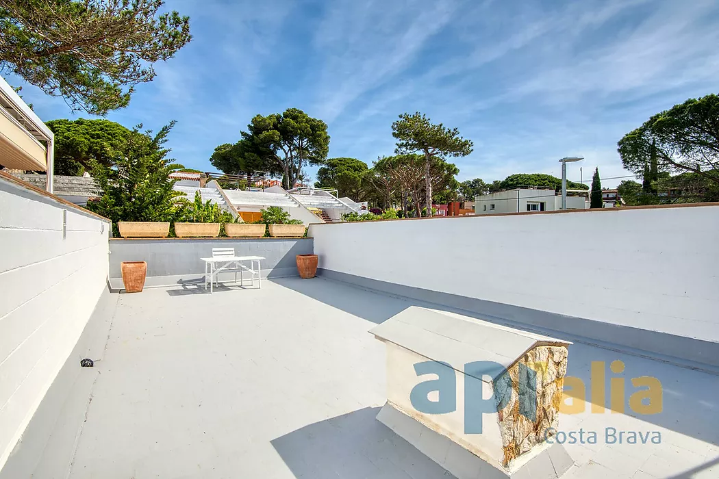 Una casa adosada en comunidad tranquila con grande piscina y solarium