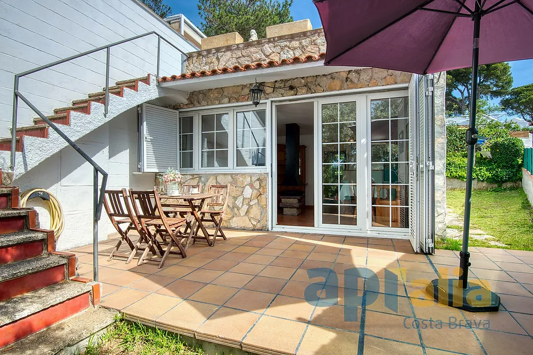 Una casa adosada en comunidad tranquila con grande piscina y solarium