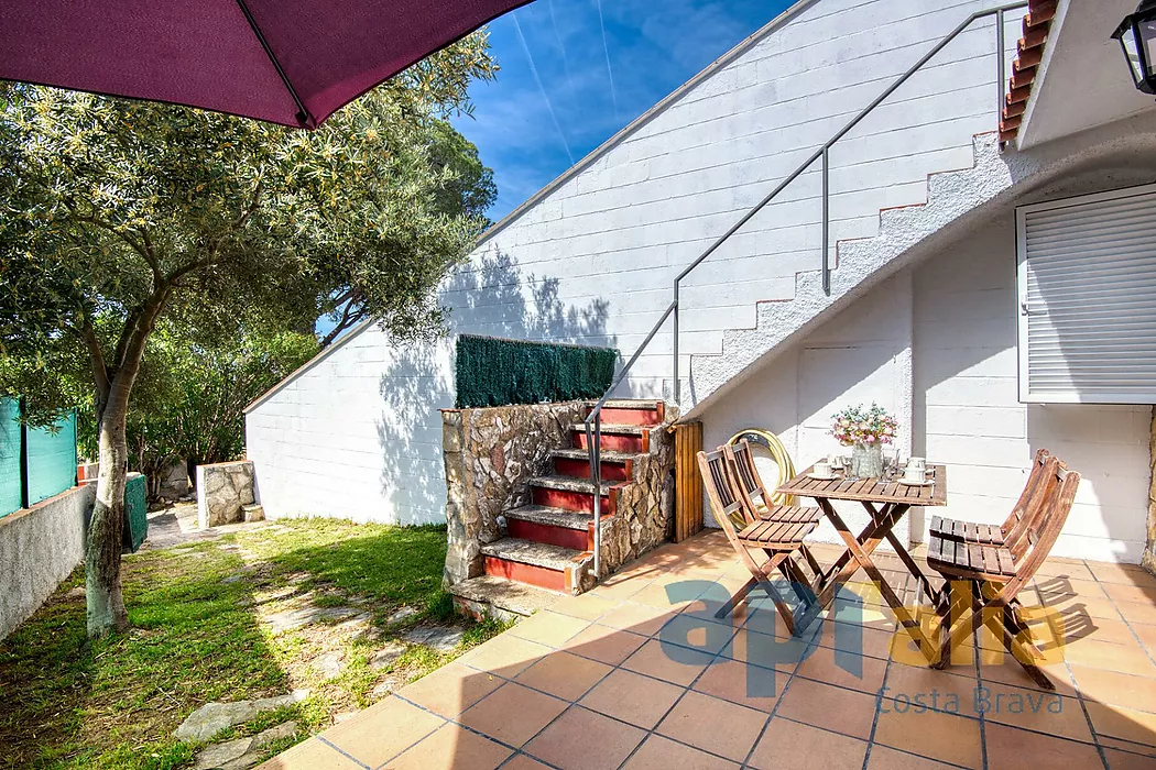 Una casa adosada en comunidad tranquila con grande piscina y solarium