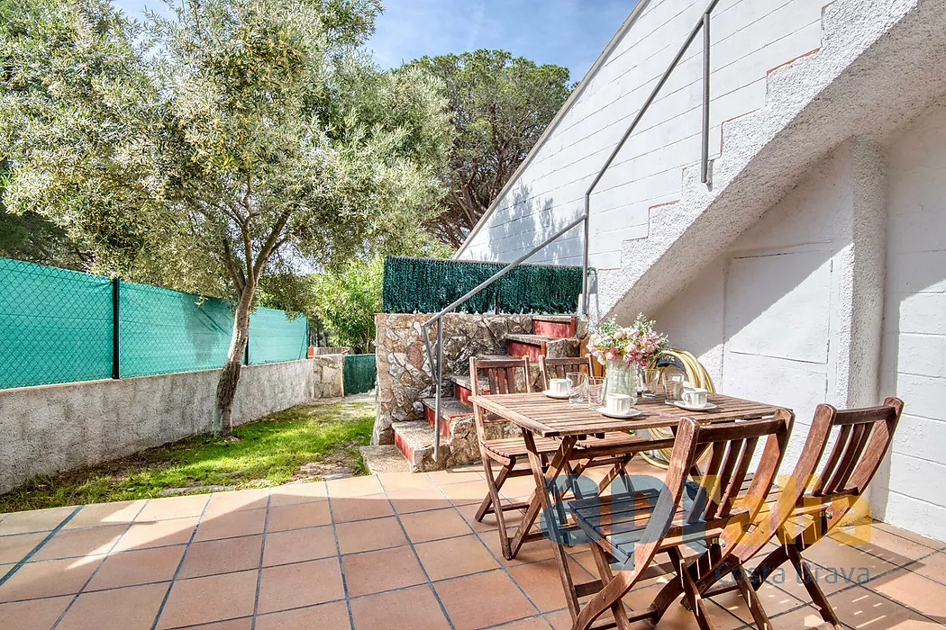 Una casa adosada en comunidad tranquila con grande piscina y solarium