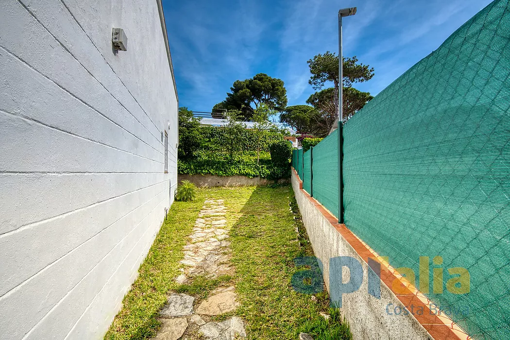 Casa adossada en comunitat tranquil·la amb gran piscina i solàrium