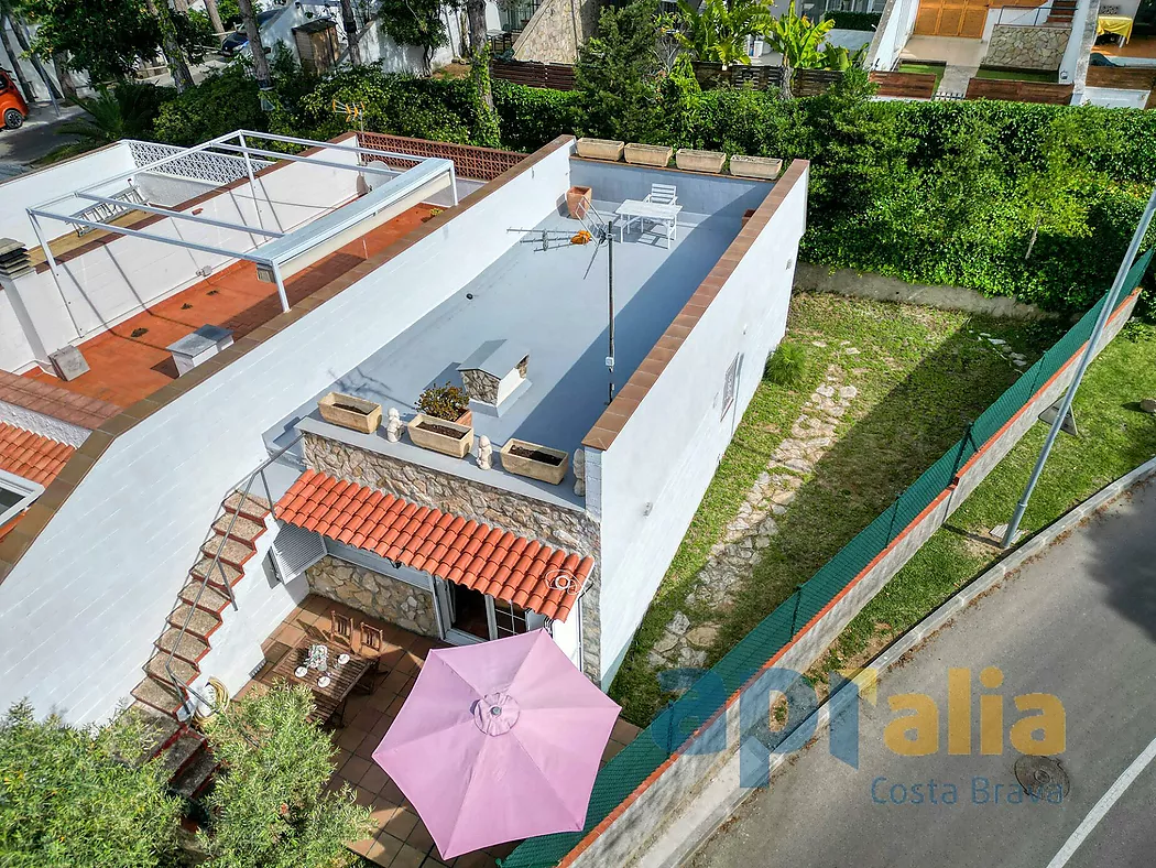 Una casa adosada en comunidad tranquila con grande piscina y solarium