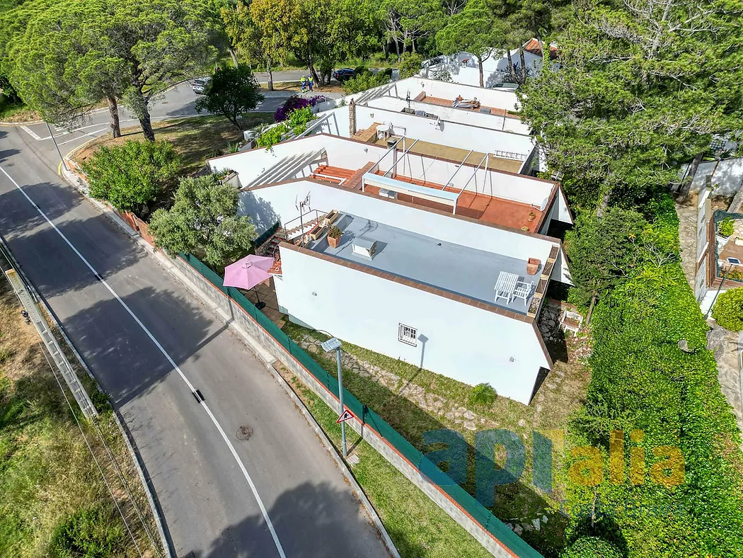 Una casa adosada en comunidad tranquila con grande piscina y solarium