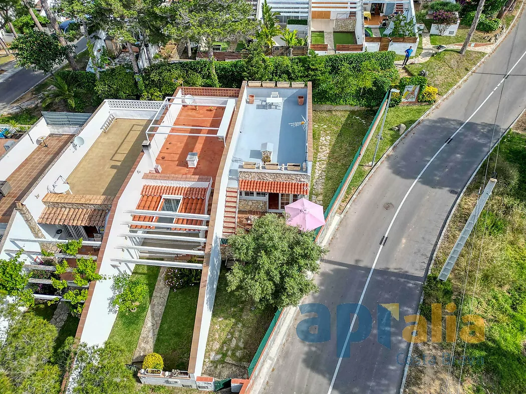 Una casa adosada en comunidad tranquila con grande piscina y solarium