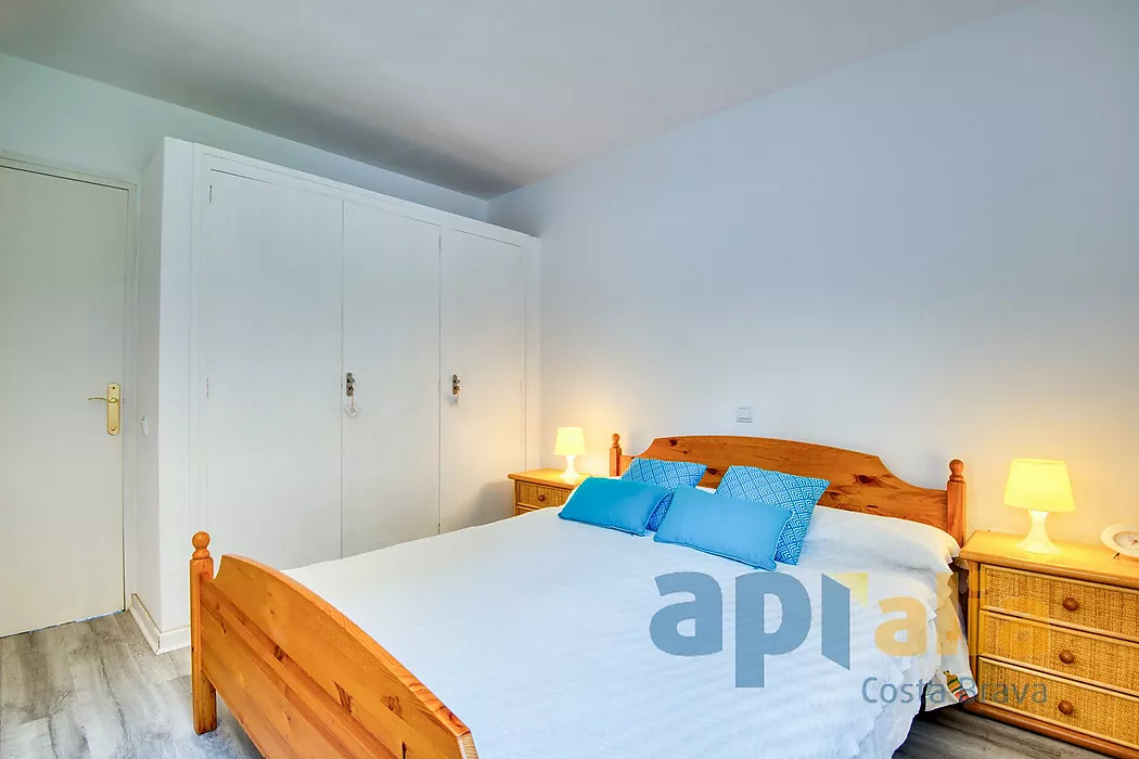 Apartament ampli amb terrassa molt gran i dos dormitoris a zona Politur