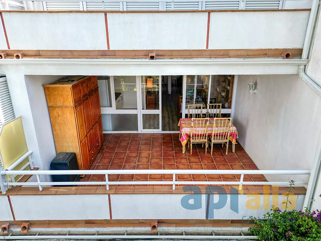 Apartament ampli amb terrassa molt gran i dos dormitoris a zona Politur