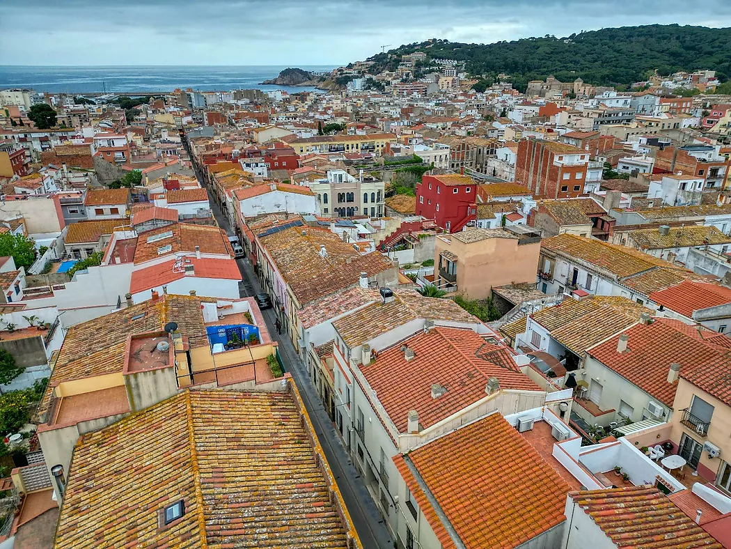 Encantadora casa adosada en el Eixample.- Sant Feliu de Guíxols