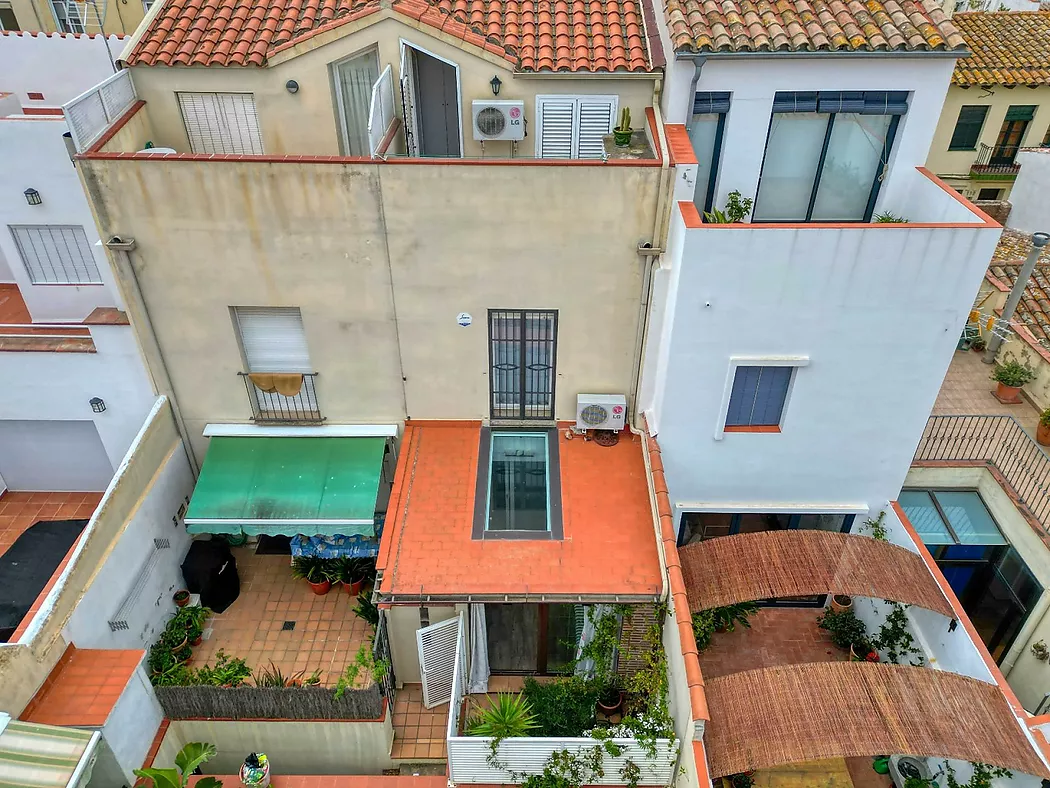 Encantadora casa adosada a l'Eixample.- Sant Feliu de Guíxols