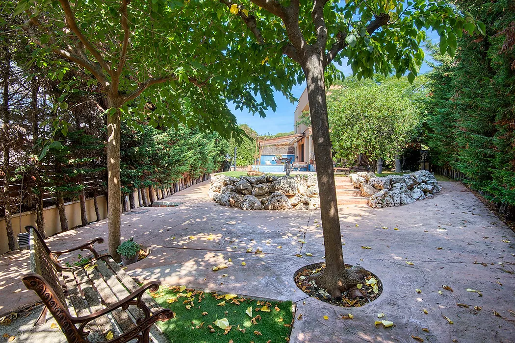 CASA PAREADA AMB JARDI I PISCINA COMUNITARIA