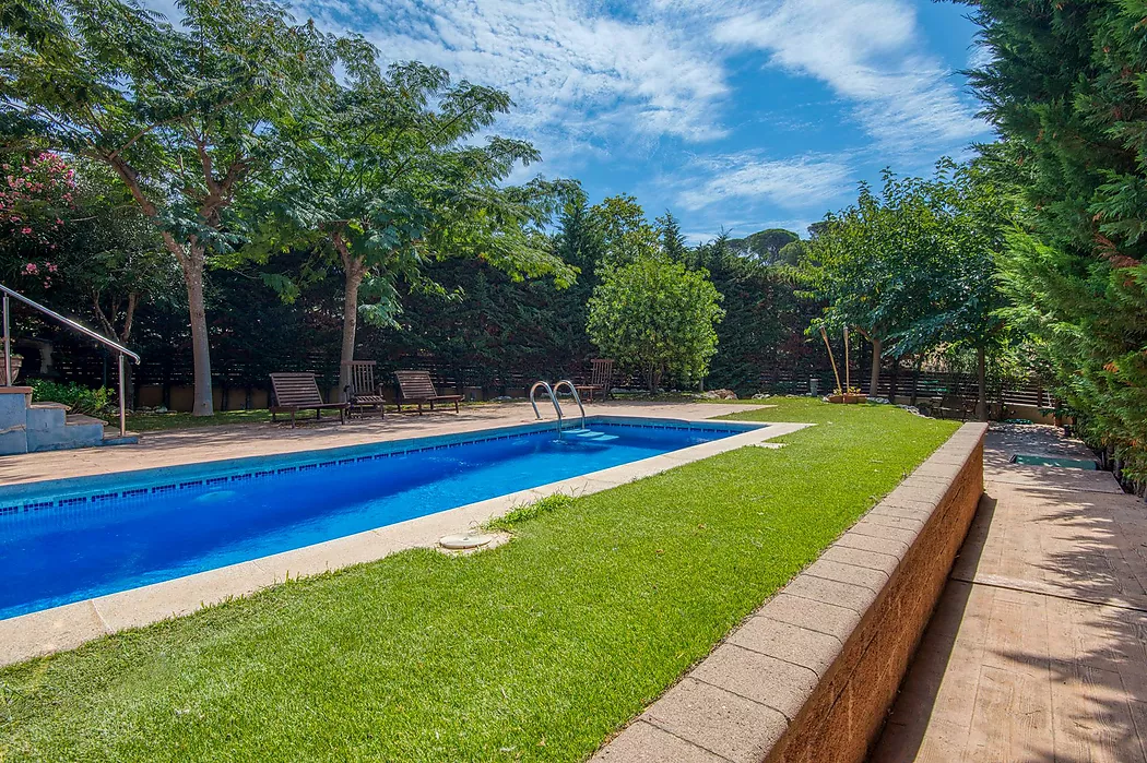 CASA PAREADA AMB JARDI I PISCINA COMUNITARIA