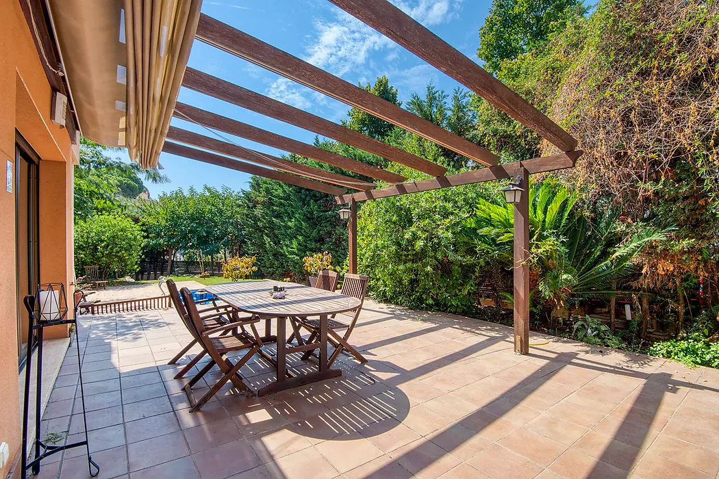 CASA PAREADA AMB JARDI I PISCINA COMUNITARIA