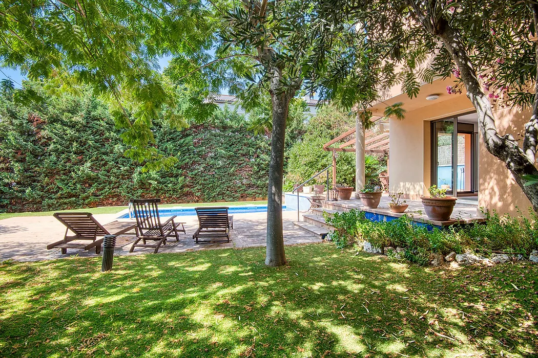 CASA PAREADA AMB JARDI I PISCINA COMUNITARIA