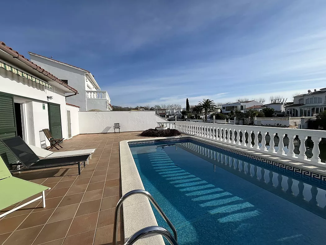 Charming Canal-Side House in Empuriabrava