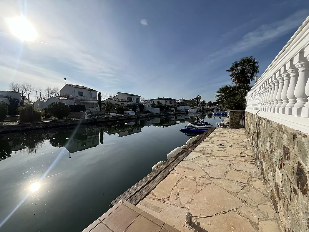 Encantadora Casa Junto al Canal en Empuriabrava